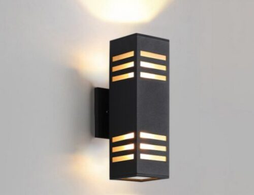 مصباح حائط بأساس مربع وأسطوانة