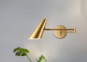 Schwenkarm-Wandleuchte mit Schirm