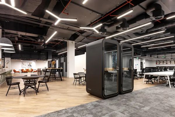 Illuminazione a LED per sala lavoro e magazzino dipendenti