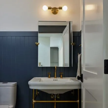 lights over medicine cabinet (3)